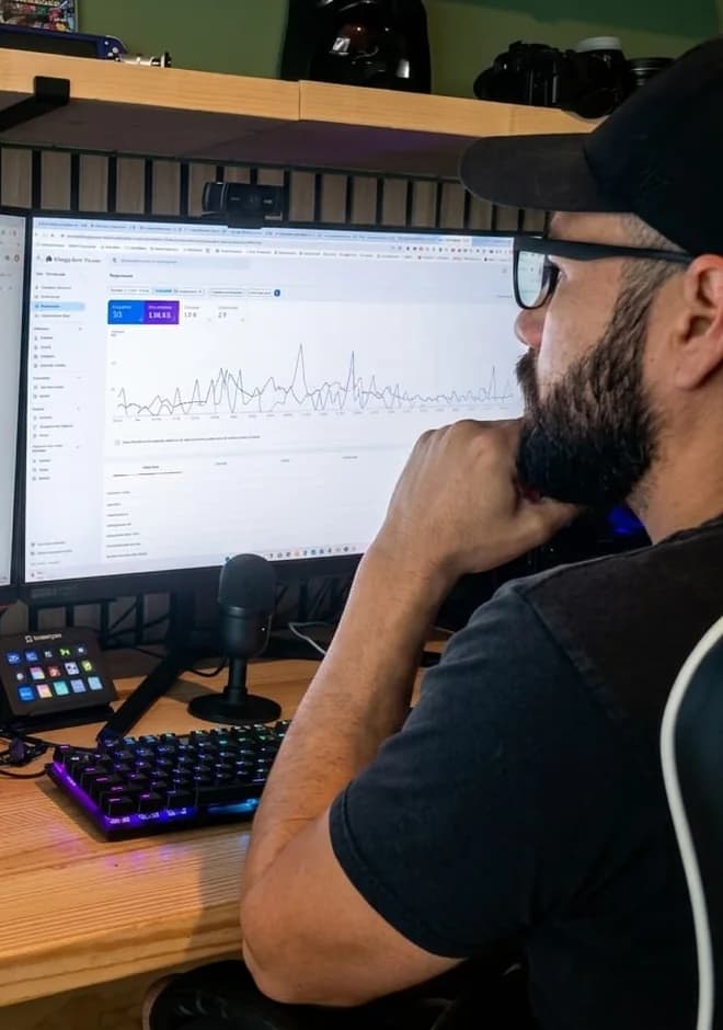 Andrés, founder of OnCloud, reviewing Google Search Console data